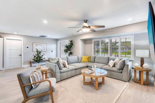 Stunning new listing Complete remodel Conveniently located Three bedroom plus den with sleeper sofa — 4-Star Luxury Hotel in Fort Myers, United States