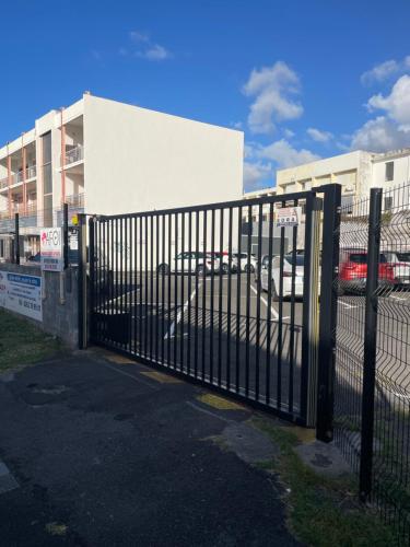 Rare Spacieux T3 en roof top au Barachois 2 ch climatisées Jacuzzi 6 couchages Proche aéroport Parking privé — 4-Star Luxury Hotel in Saint-Denis, Réunion