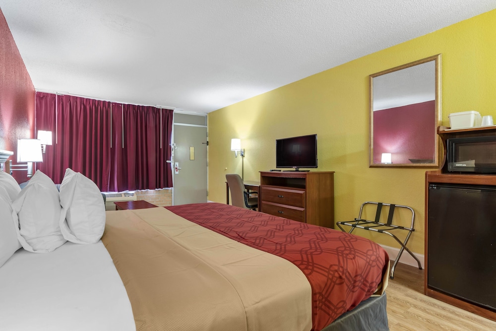 Econo Lodge Douglas - photo 25