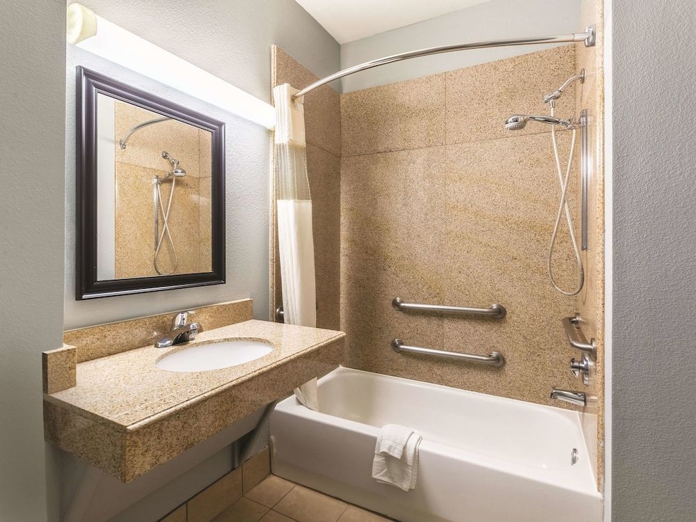 La Quinta Inn & Suites by Wyndham Houston Clear Lake NASA - photo 13