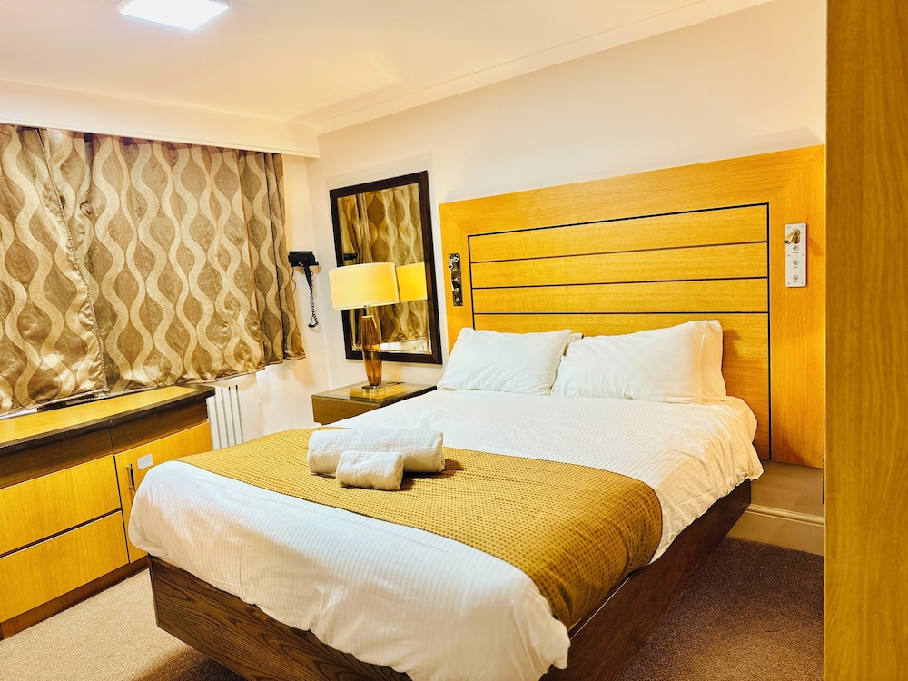 Crown Hotel Stone Near Stoke On Trent by OYO in Stone, United Kingdom