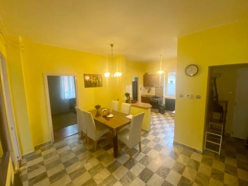 Jól jársz vele in Balatonfenyves, Hungary