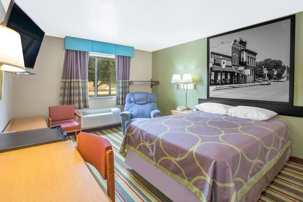 Super 8 by Wyndham Champaign - photo 4