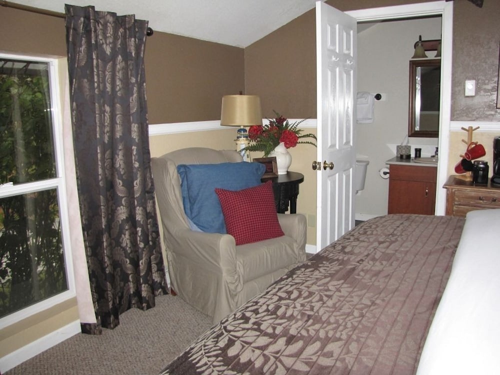 White House Inn on the Waterfront - photo 25