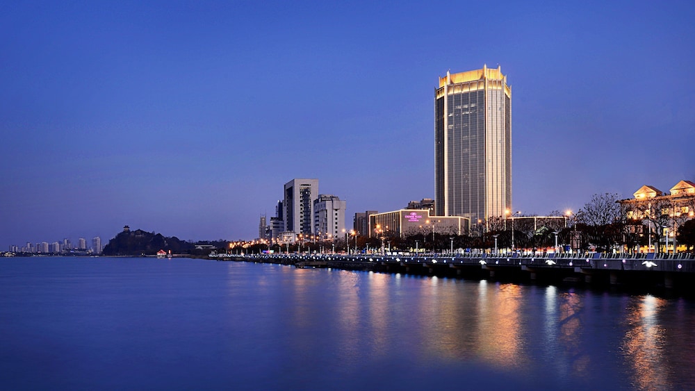 Crowne Plaza Zhenjiang by IHG - carbon neutral hotel in Zhenjiang