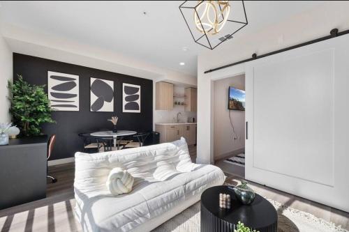 Modern 1BR near South Coast Plaza 30 Days Stay — 4-Star Luxury Hotel in Santa Ana, United States