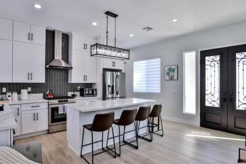 H H New Built 2023 Hidden Gem Heart Of Oc 3 Queen Beds — Westminster