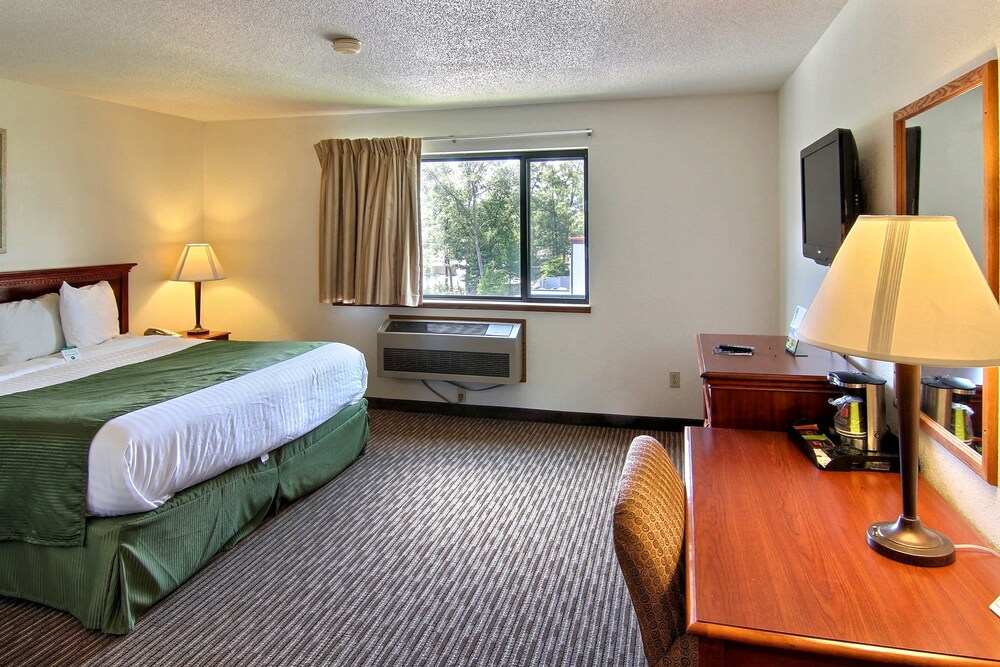 Days Inn & Suites by Wyndham Traverse City - photo 4