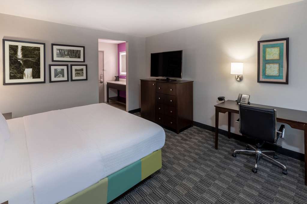 La Quinta Inn & Suites by Wyndham Houston NW Brookhollow - photo 21