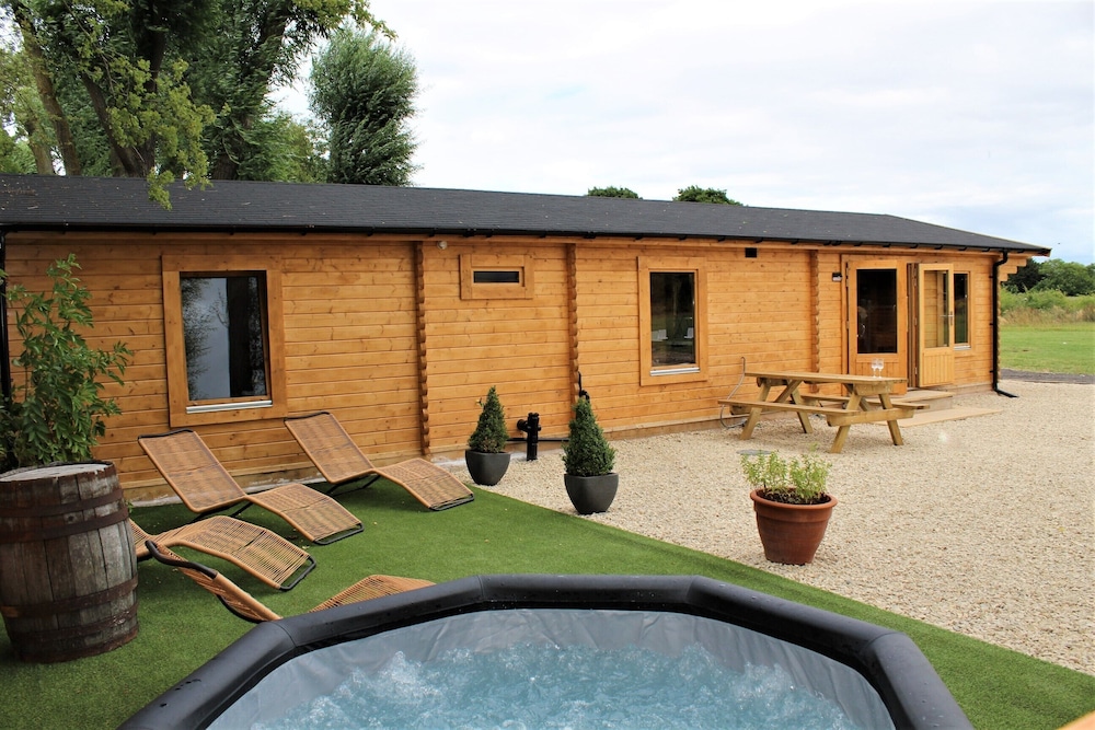 Stunning 5 Bed Cabin in Ashton Under Hill — 4-Star Luxury Hotel in Evesham, United Kingdom