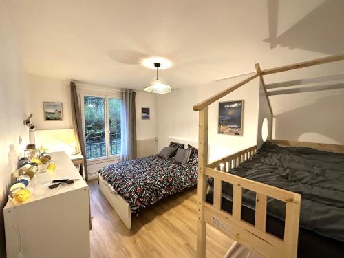 Lappart de Droite Confort En Ville Avec Parking Prive — hotel in Le Creusot