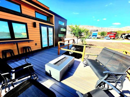Designer Modern Tiny Home w All of The Amenities — 4-Star Luxury Hotel in Apple Valley, United States