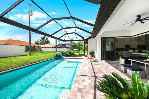 Perfect Oasis Retreat 2023 Luxury Built Home Heated Pool and Games — 4-Star Luxury Hotel in Cape Coral, United States