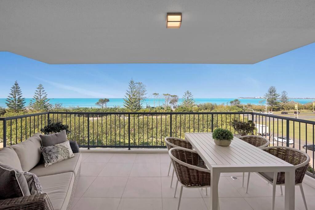 Panoramic Ocean View 4th Floor Designer 2BR 2BTH — 4-Star Luxury Hotel in Alexandra Headland, Australia