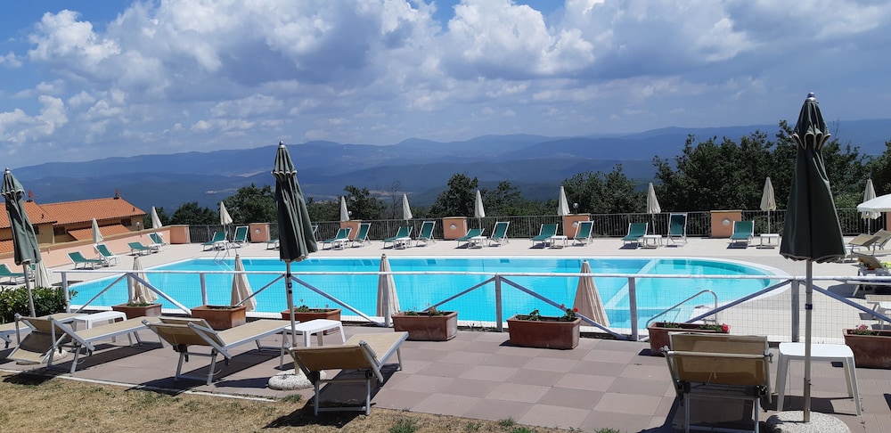 Orizzonti del Castelluccio Cozy and Comfortable Apartment — 4-Star Luxury Hotel in Monteverdi Marittimo, Italy