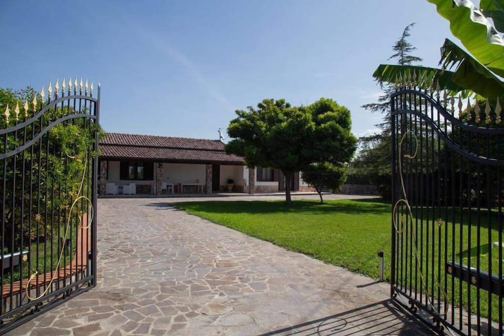 B&B Villa dei Sogni — 4-Star Luxury Hotel in Eboli, Italy