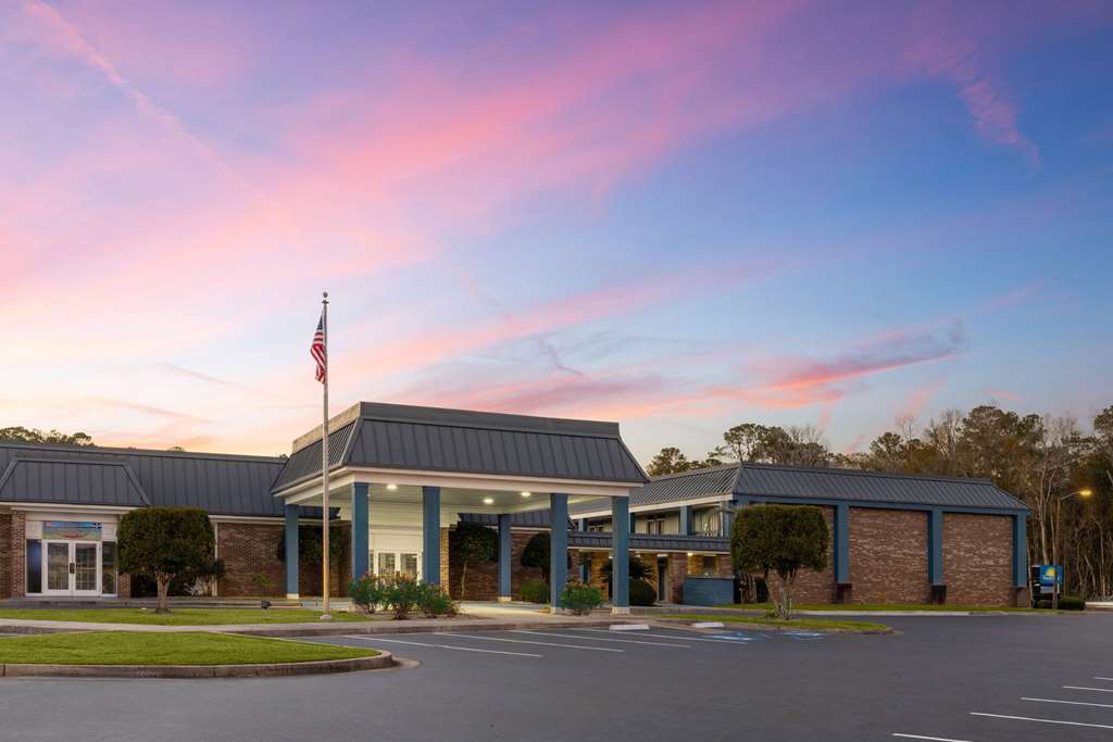 Days Inn by Wyndham Hinesville Near Fort Stewart — hotel in Hinesville