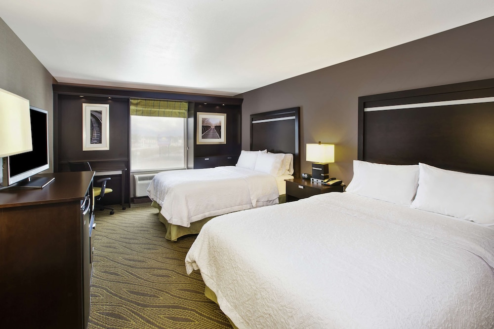 Hampton Inn & Suites Elyria - photo 11