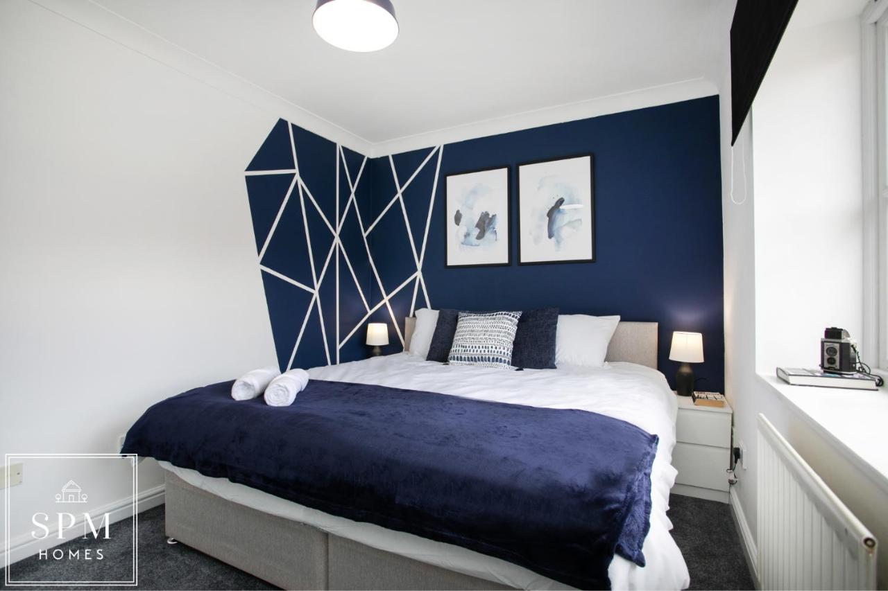 Large 3 Bed House Long Stays Welcome Smart TVs in Each Bedroom Parking Wifi — 4-Star Luxury Hotel in Milton Keynes, United Kingdom