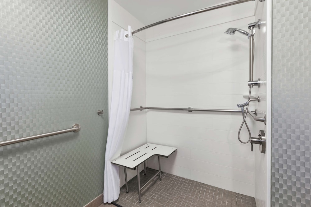 Hampton Inn Clinton - photo 18
