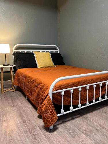 Sleeps up to 10 Large Condo with 6 Beds plus WIFI — 4-Star Luxury Hotel in Pittsburgh, United States