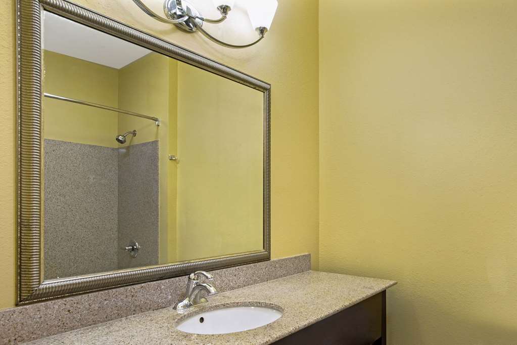 La Quinta Inn & Suites by Wyndham Tulsa Airpt Expo Square - photo 31