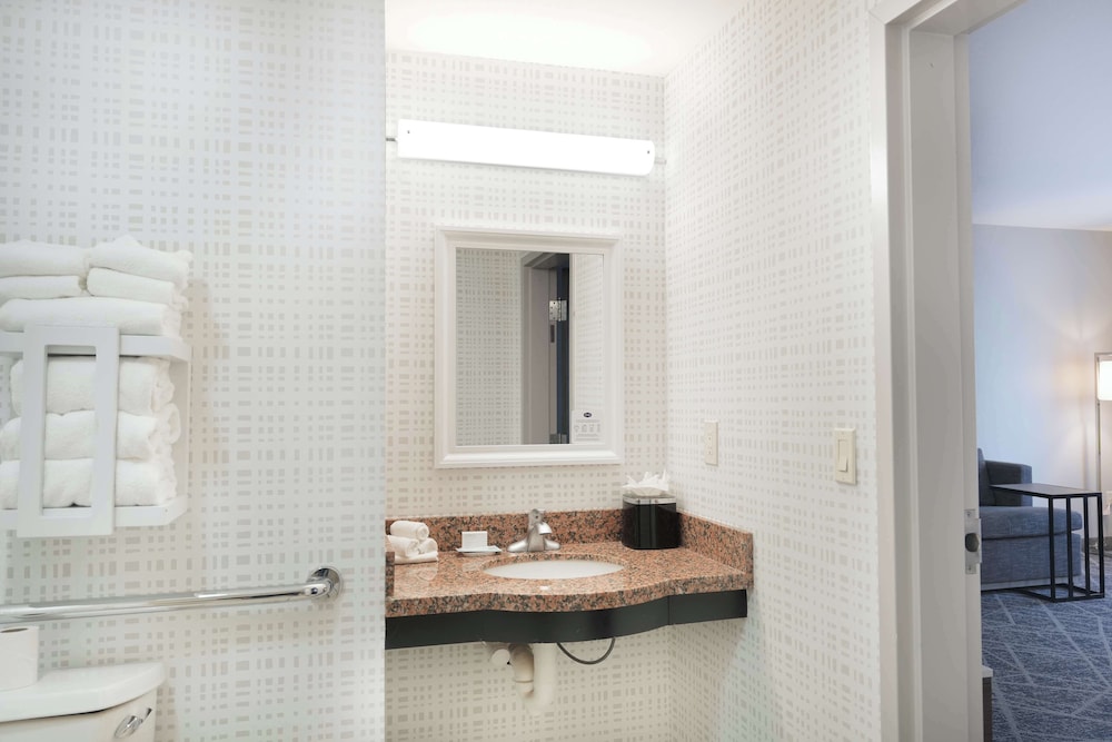 Hampton Inn & Suites Tulsa Central - photo 25