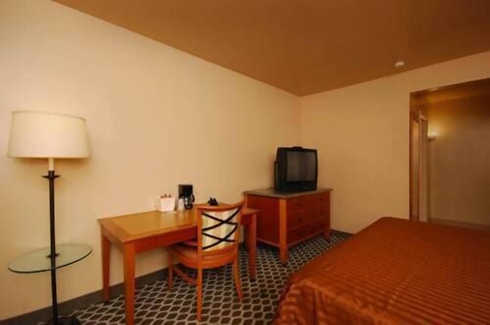 Airport Inn Downtown - photo 9