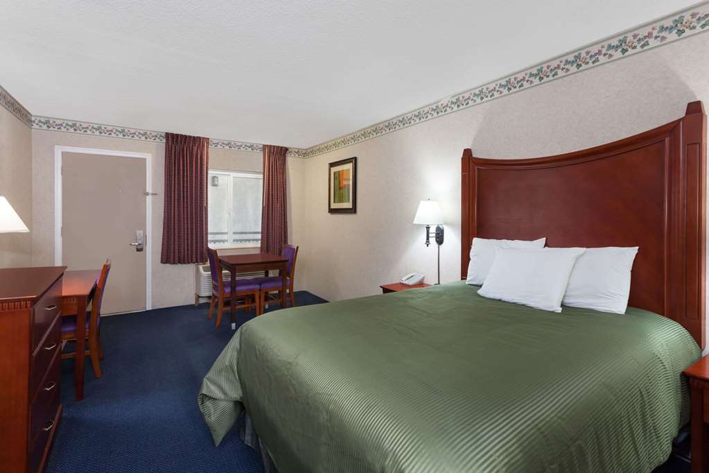 Travelodge by Wyndham Orange County Airport Costa Mesa - photo 2