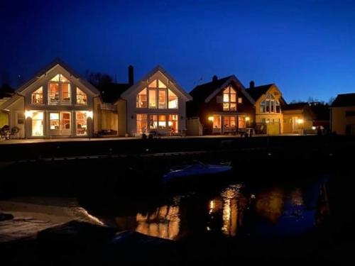 Moderne Rorbu helt i sjøkanten — 4-Star Luxury Hotel in Hauge I Dalane, Norway