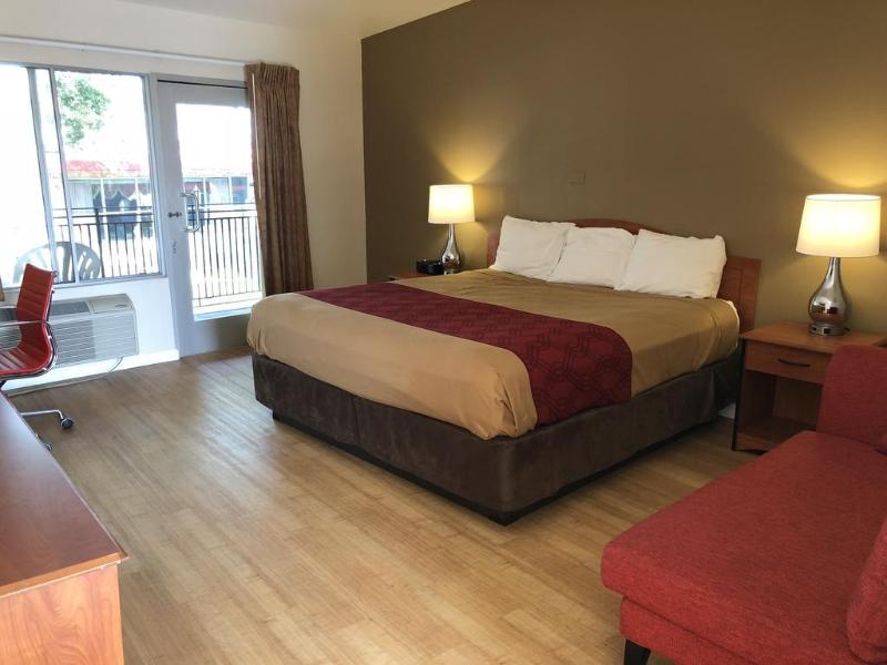 Econo Lodge Inn & Suites Oakland Airport - photo 12
