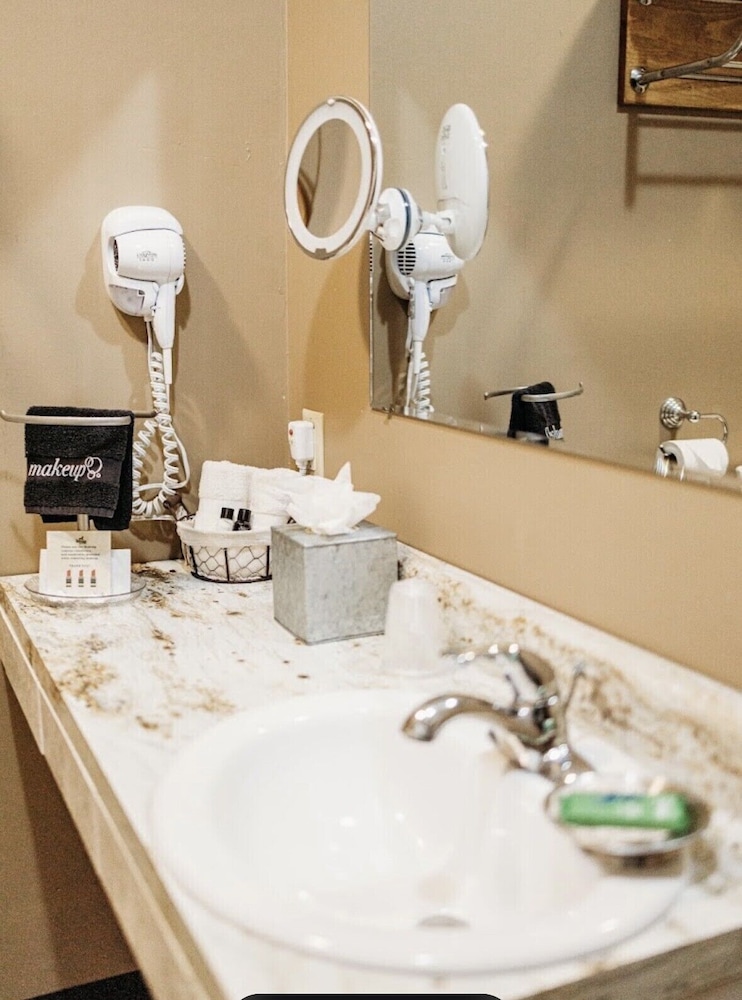 Big Horse Inn and Suites - photo 16