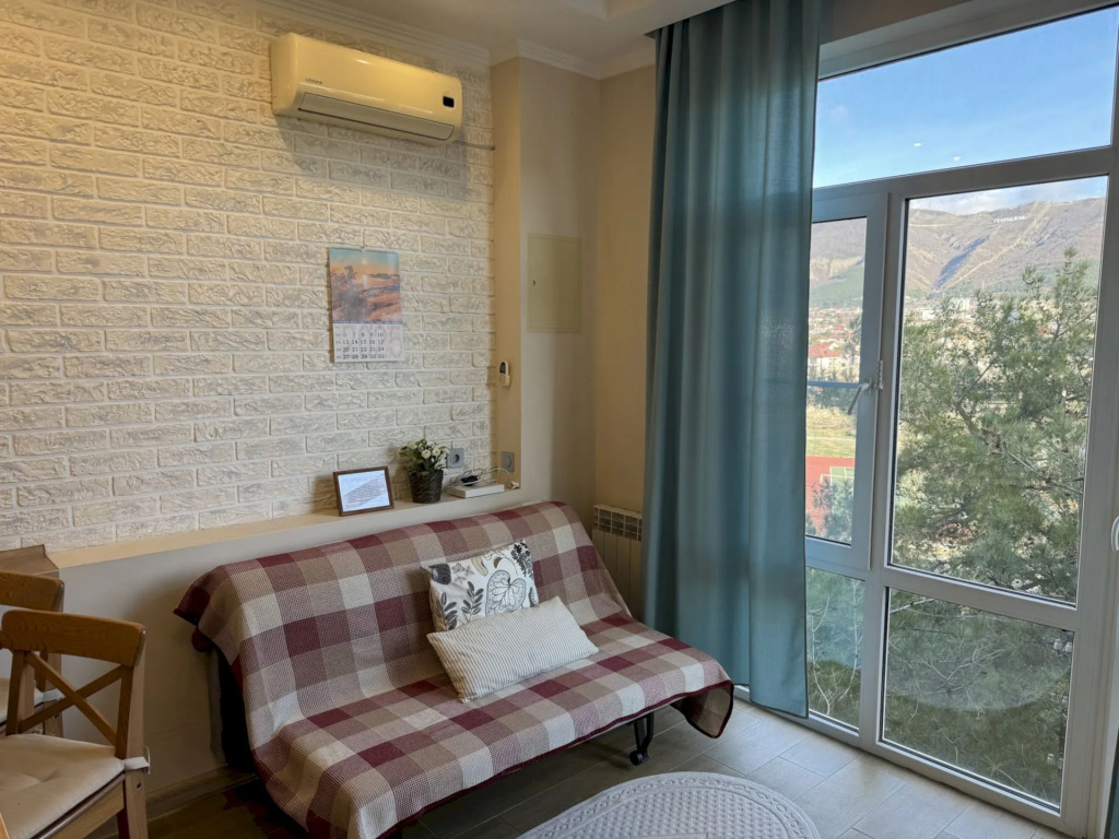 143 1 K12 Min Do Tsentralnogo Plyazha Balkon Vid Na Gory Flat — hotel in Gelendzhik