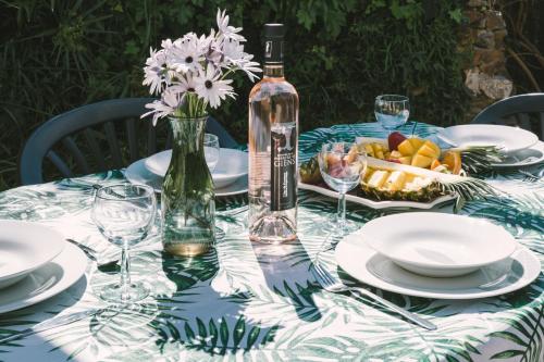L’Auguière Ouest maisonnette au cœur du vignoble proche de la mer et des sentiers côtiers in Hyeres, France