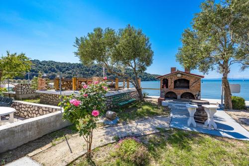 Apartments Emily — 4-Star Luxury Hotel in Kampor, Croatia