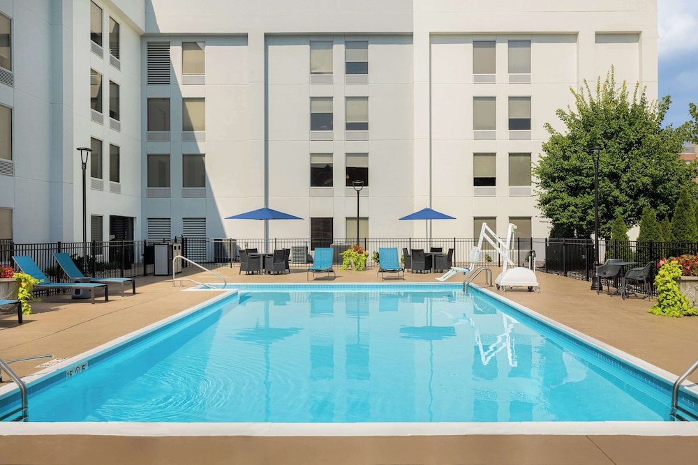 Hampton Inn Louisville Airport - photo 18