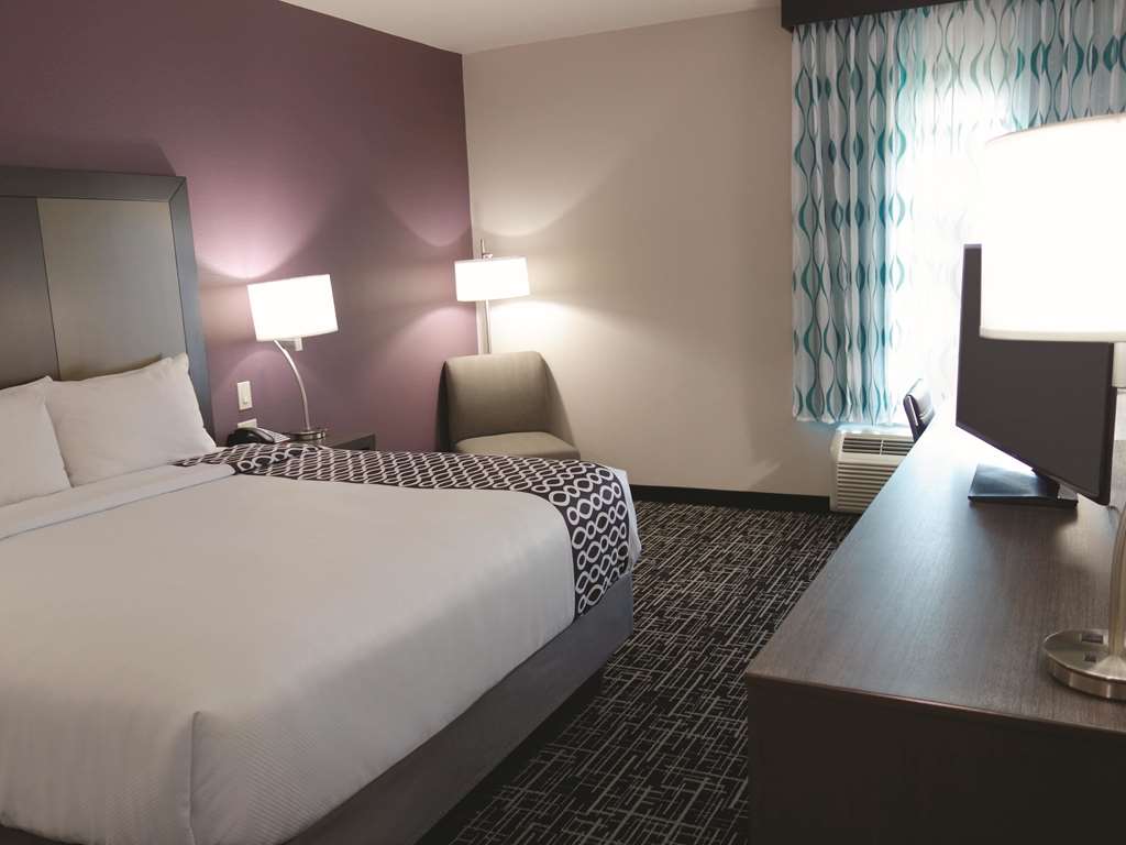 La Quinta Inn & Suites by Wyndham Pampa - photo 35