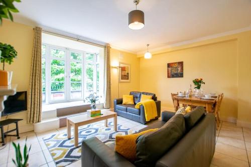 22 Spacious Duplex by Shortstays — 4-Star Luxury Hotel in Gaillimh, Republic of Ireland