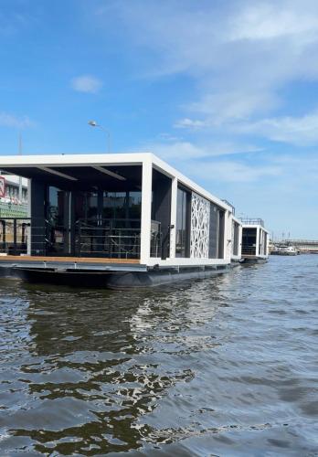 Houseboat EnergyApart — 4-Star Luxury Hotel in Szczecin, Poland