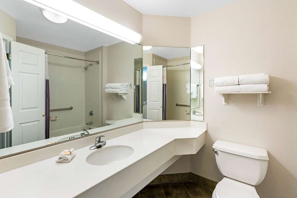 La Quinta Inn & Suites by Wyndham Mesa Superstition Springs - photo 23