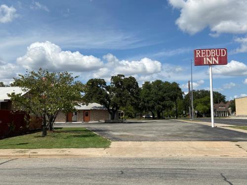 Redbud Inn - photo 4