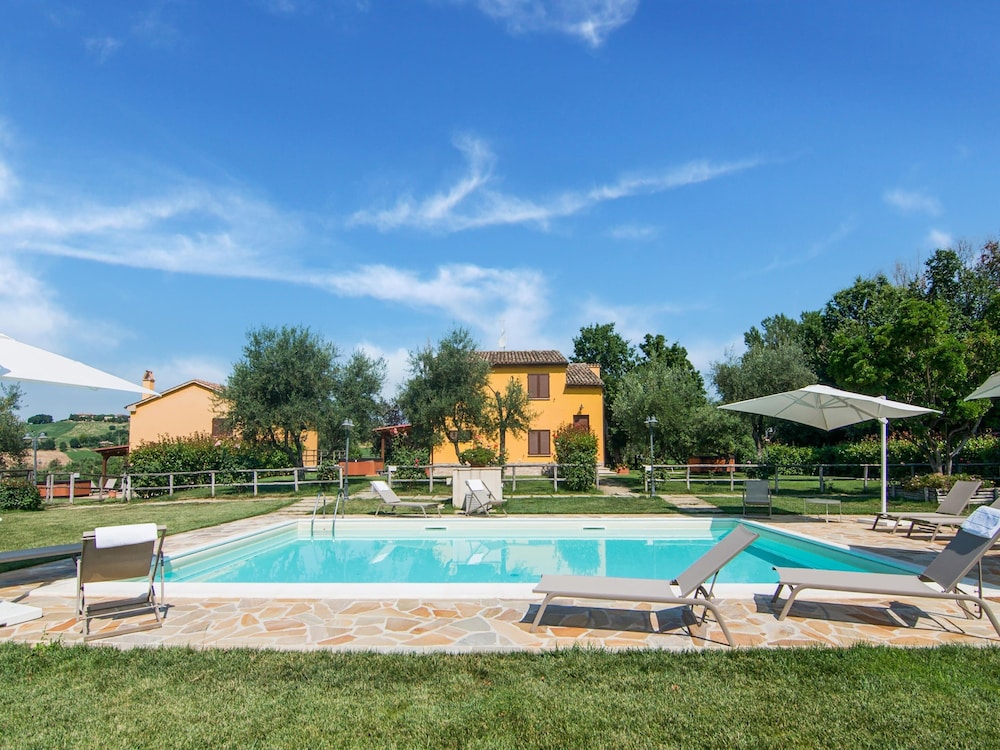 Villa in Ostra Vetere With Pool and Jacuzzis — 4-Star Luxury Hotel in Ostra Vetere, Italy