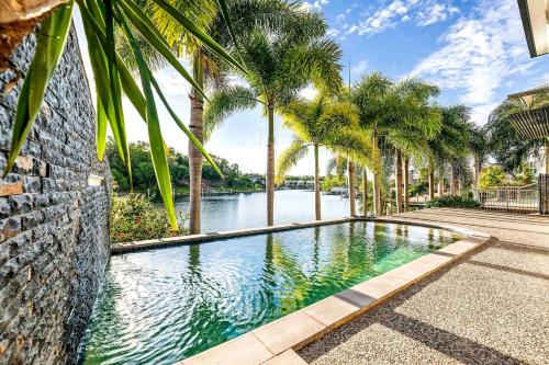 Luxe Bayview Oasis With Dream Waterfront Pool — Darwin
