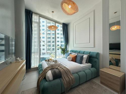 Sunsets and Skylines 1BR in Panoramic Tower - last minute hotel in Dubai