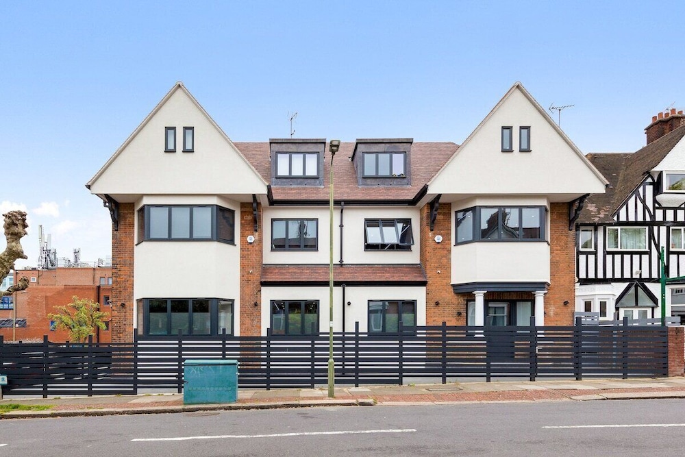 Stylish Studio Apt By Stay Smart Short Lets & Serviced Accommodation Woodstock With Free WiFi — 4-Star Luxury Hotel in London, United Kingdom
