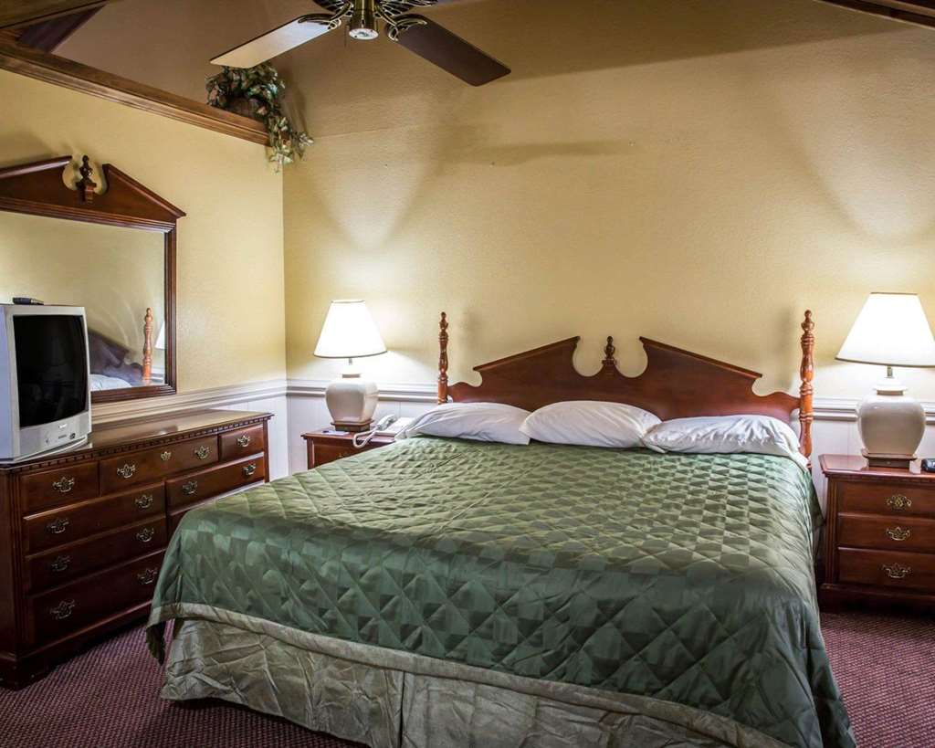 Rodeway Inn & Suites Plymouth Hwy 64 - photo 17
