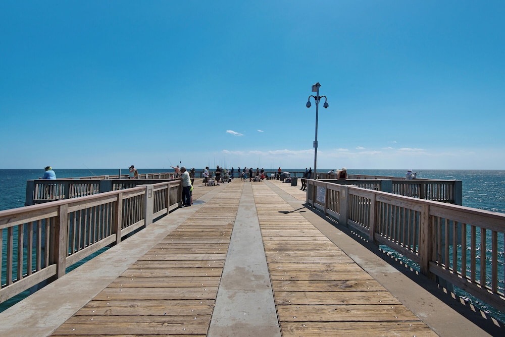 Newly Renovated 140 Feet To White Sandy Beaches Pool Grill - photo 21