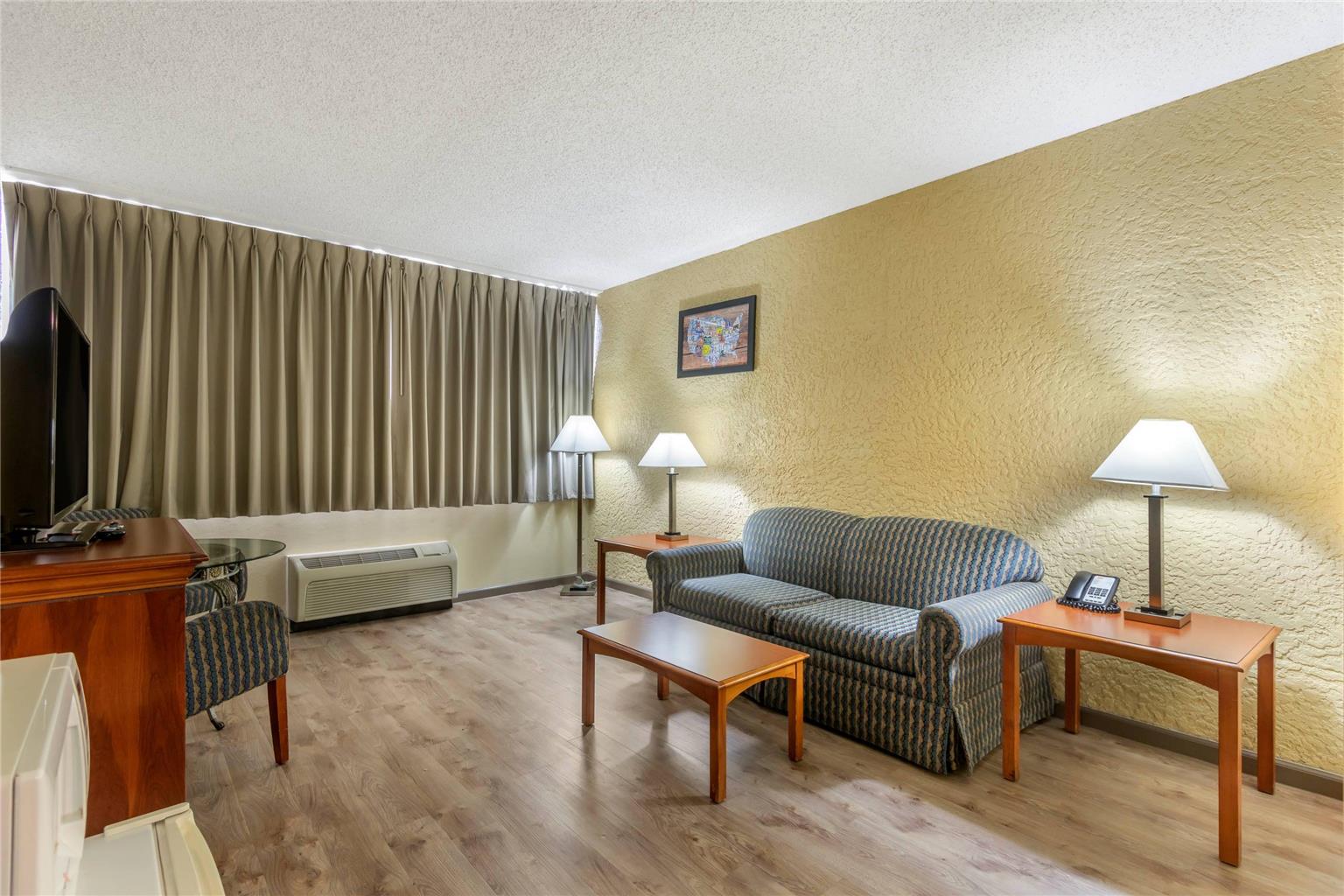 Econo Lodge Broken Arrow Tulsa - photo 13