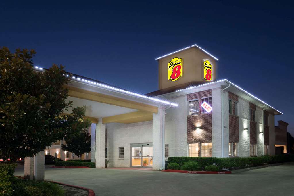 Super 8 by Wyndham Rosenberg TX - carbon neutral hotel in Rosenberg