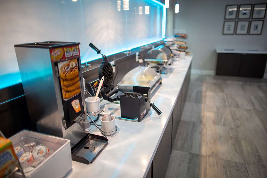 La Quinta Inn & Suites by Wyndham Houston East at Normandy - photo 45